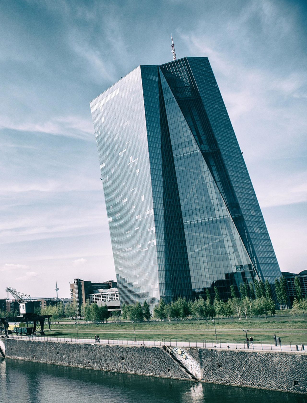 Foto der Europäischen Zentralbank in Frankfurt am Main mit Fokus auf der speziellen Drehung der Glasfront des Gebäudes